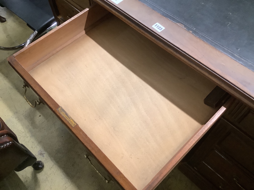 An Edwardian mahogany pedestal desk, length138cm, depth 80cm, height 81cm